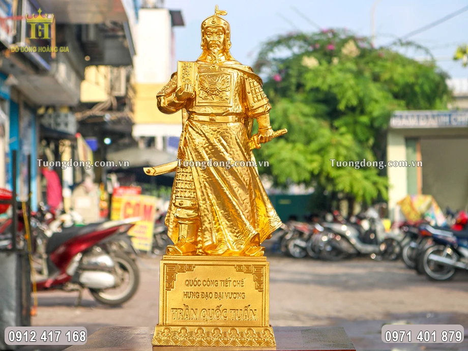 Ngài được đúc trong tư thế đứng oai nghiêm